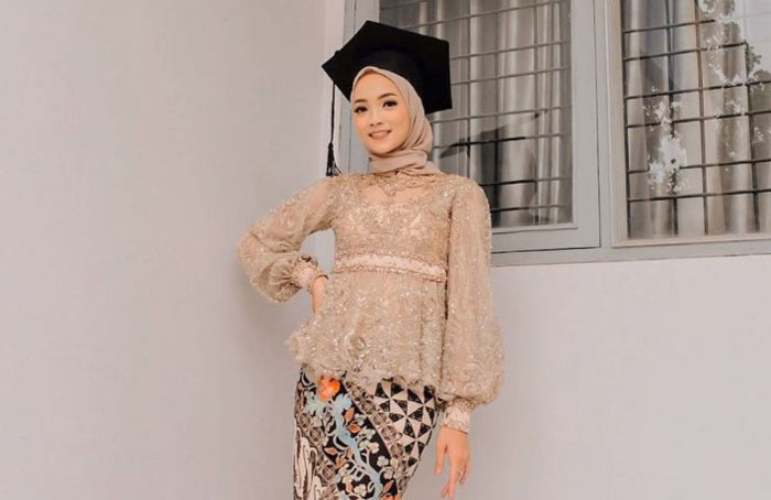 11. Model Baju Kebaya Nuansa Coklat